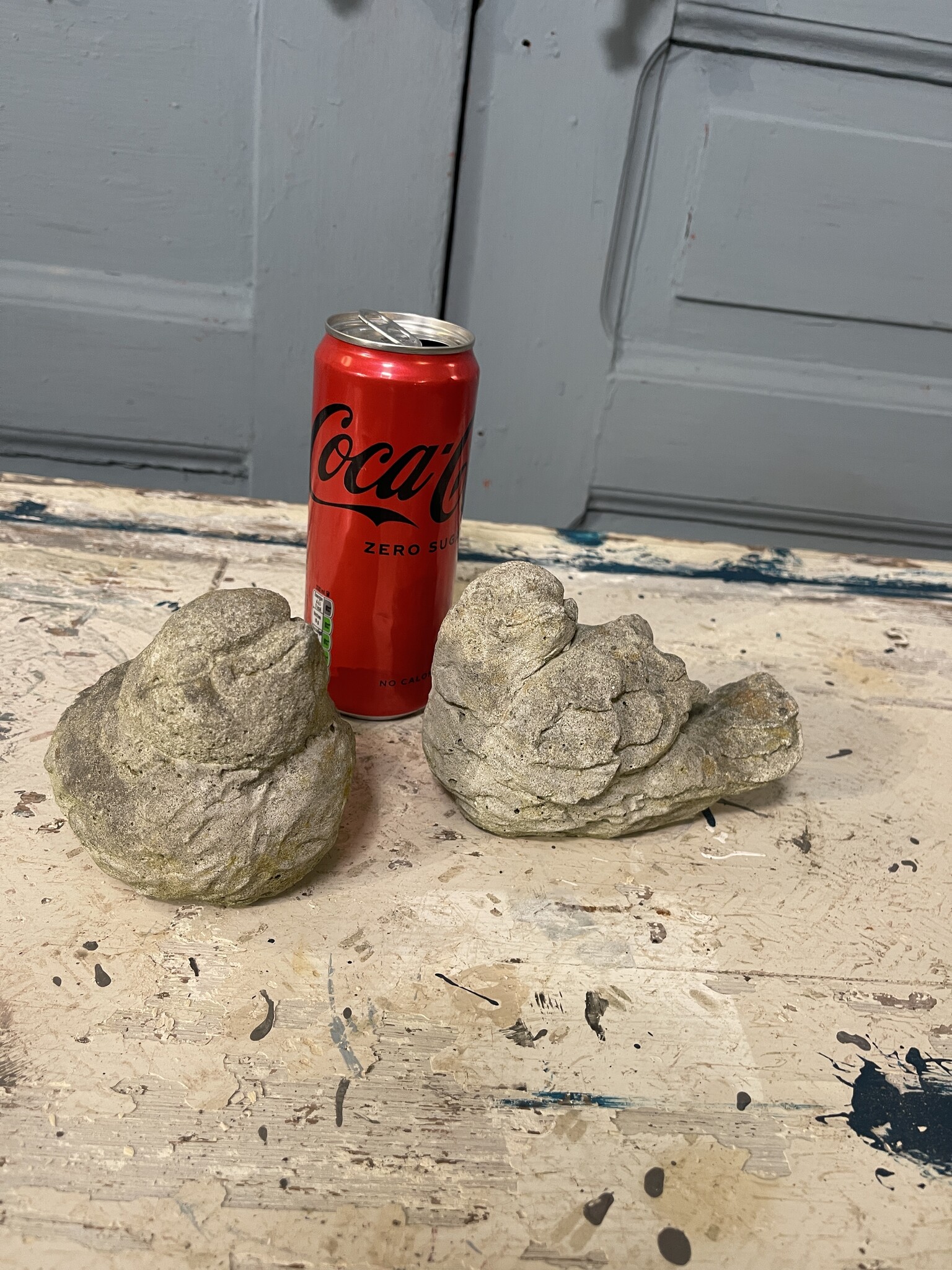 Stel betonnen vogeltjes met een grijns op hun bekkie