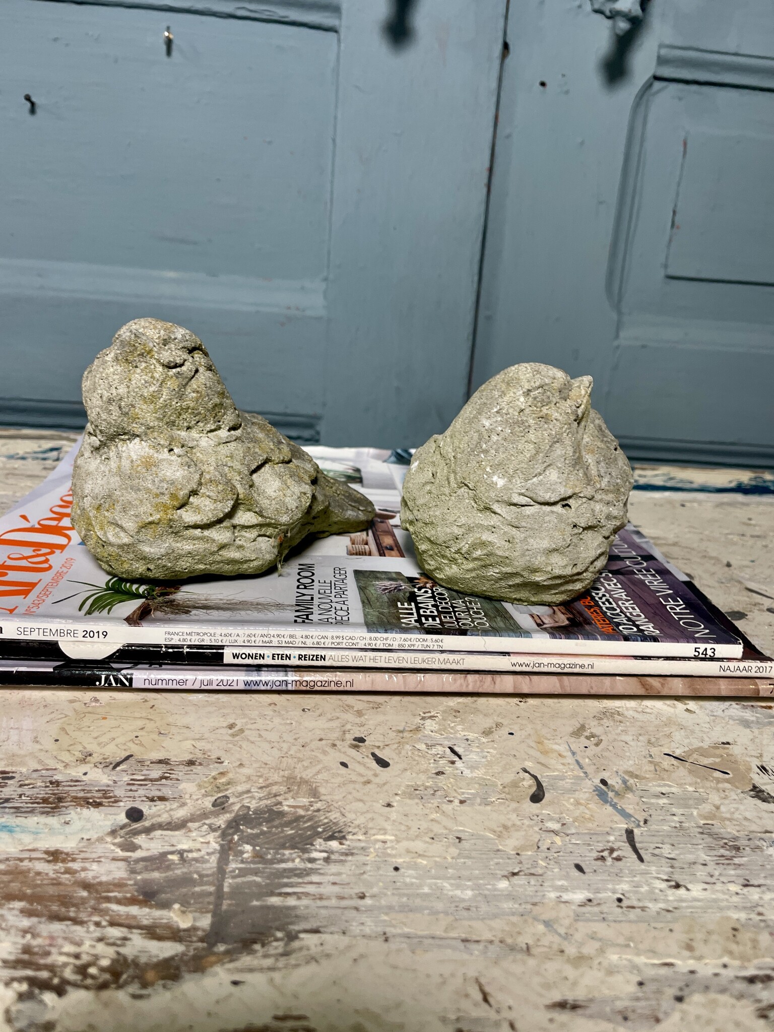 Stel betonnen vogeltjes met een grijns op hun bekkie