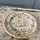 Faience de Moustiers bord, met bloemen decor en hondje
