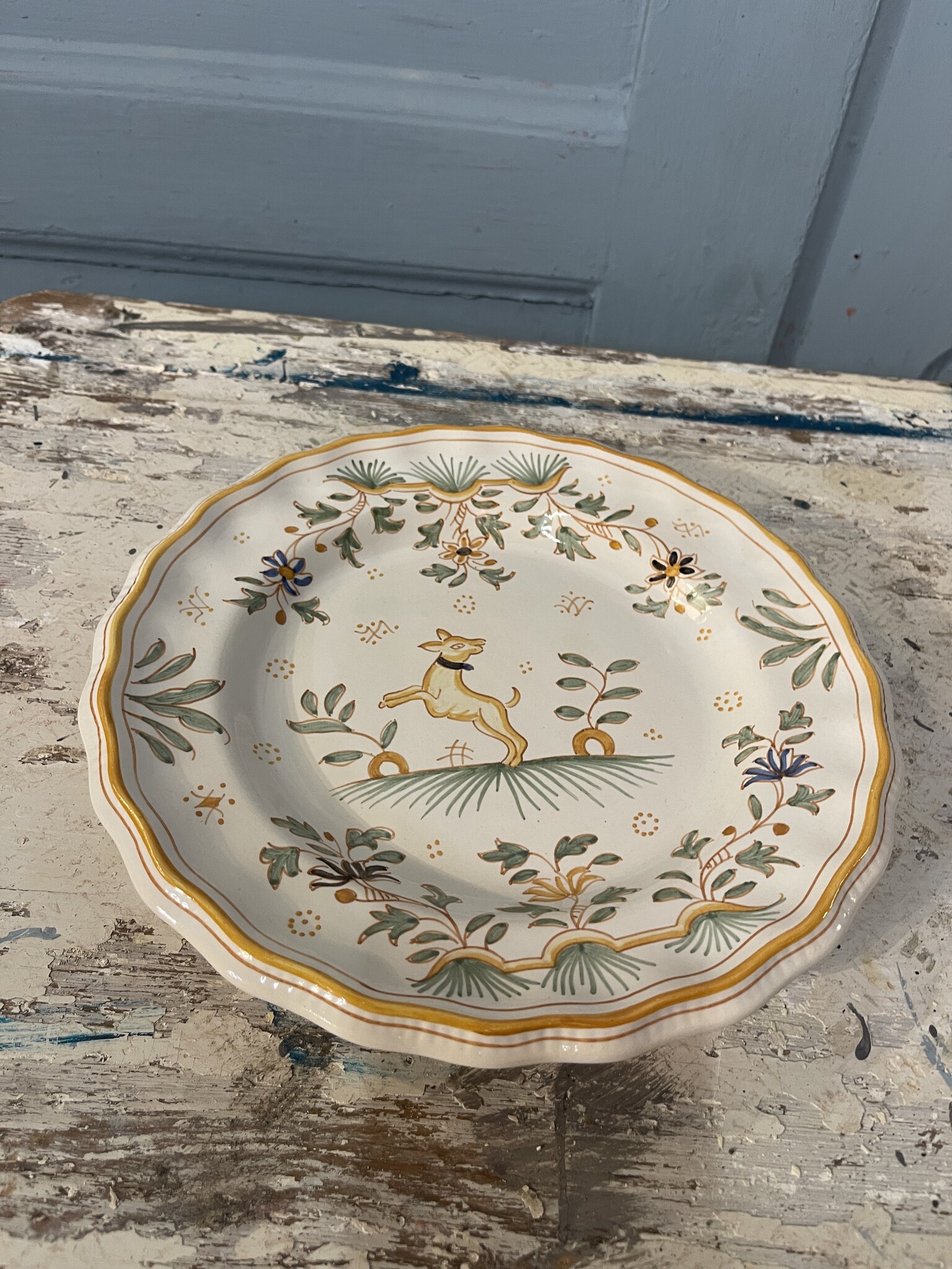 Faience de Moustiers bord, met bloemen decor en hondje