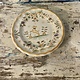 Faience de Moustiers bord, met bloemen decor en hondje