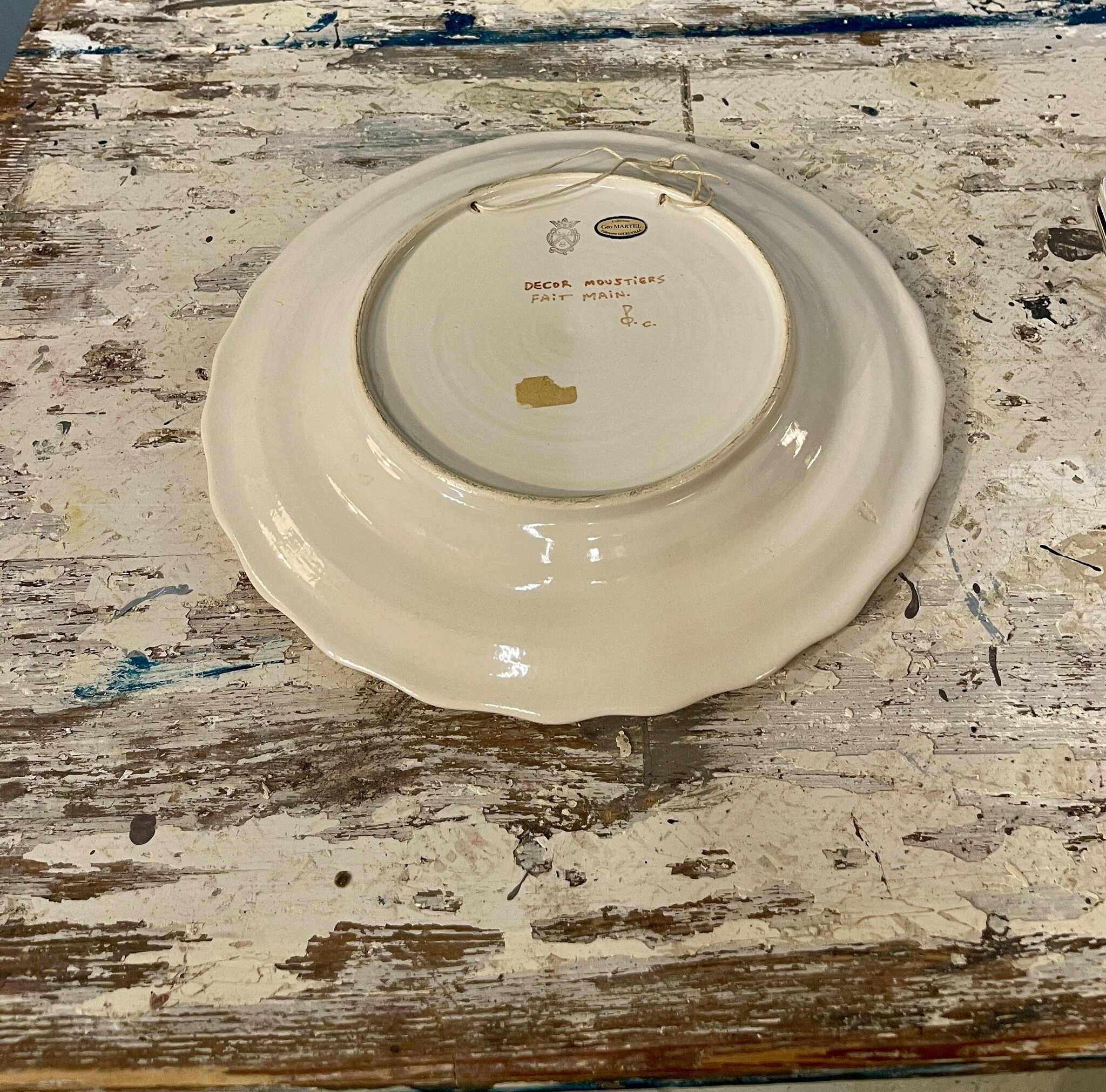Faience de Moustiers bord, met bloemen decor en hondje
