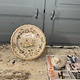 Faience de Moustiers bord, met bloemen decor en hondje