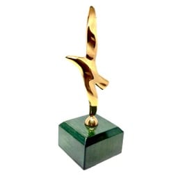 Metalen award met houten voet