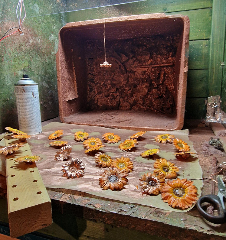 Ringelblumen während des handwerklichen Herstellungsprozesses