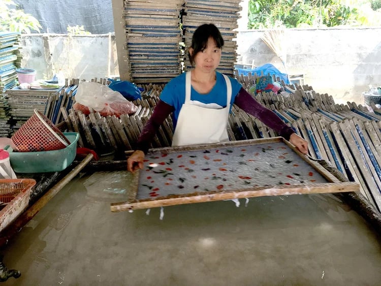 Handcrafted production of biodegradable scattering urns in Thailand