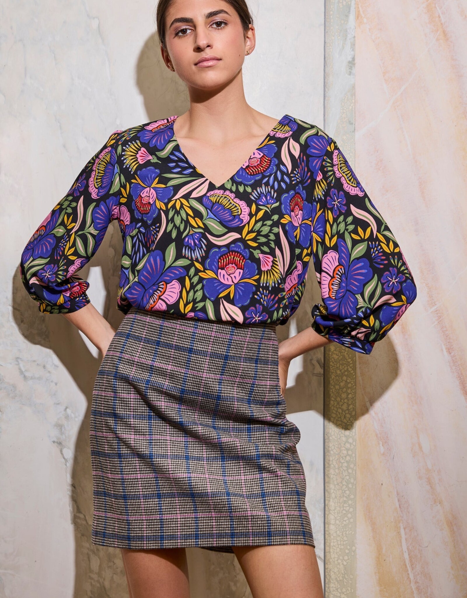 Atelier Jupe Viscose - Zwarte viscose met opvallende paarse bloemen