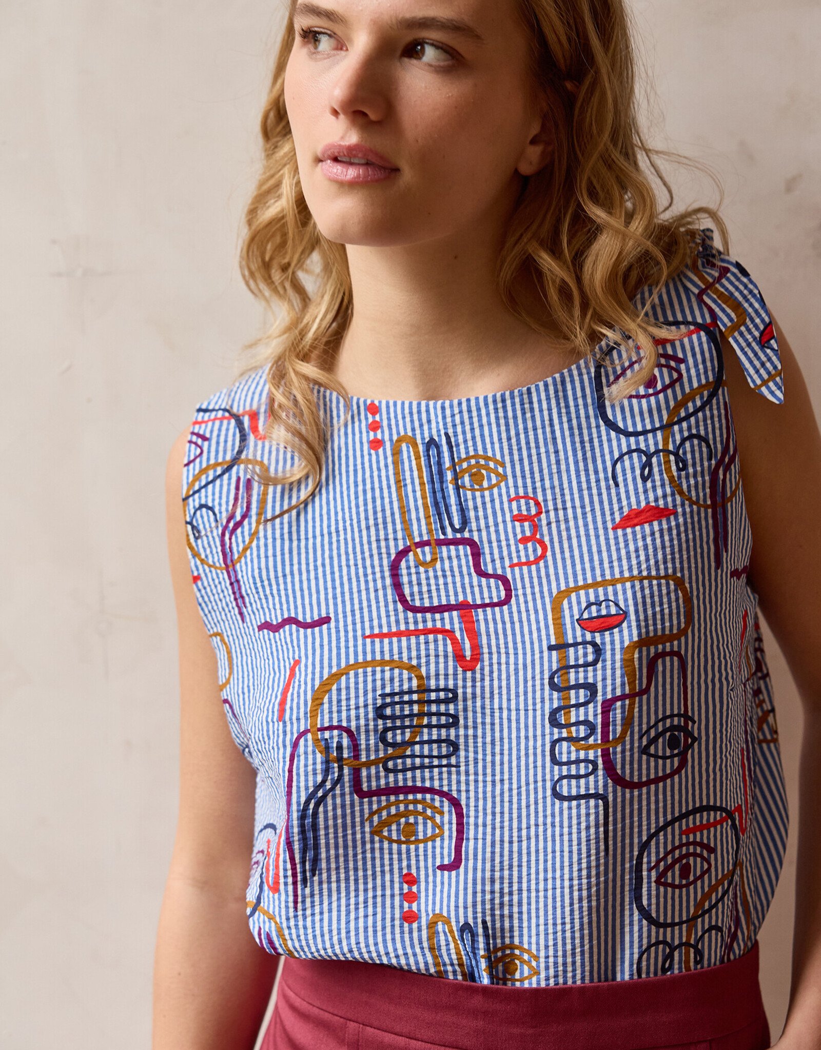 Atelier Jupe Viscose met witte en blauwe grafische textuur