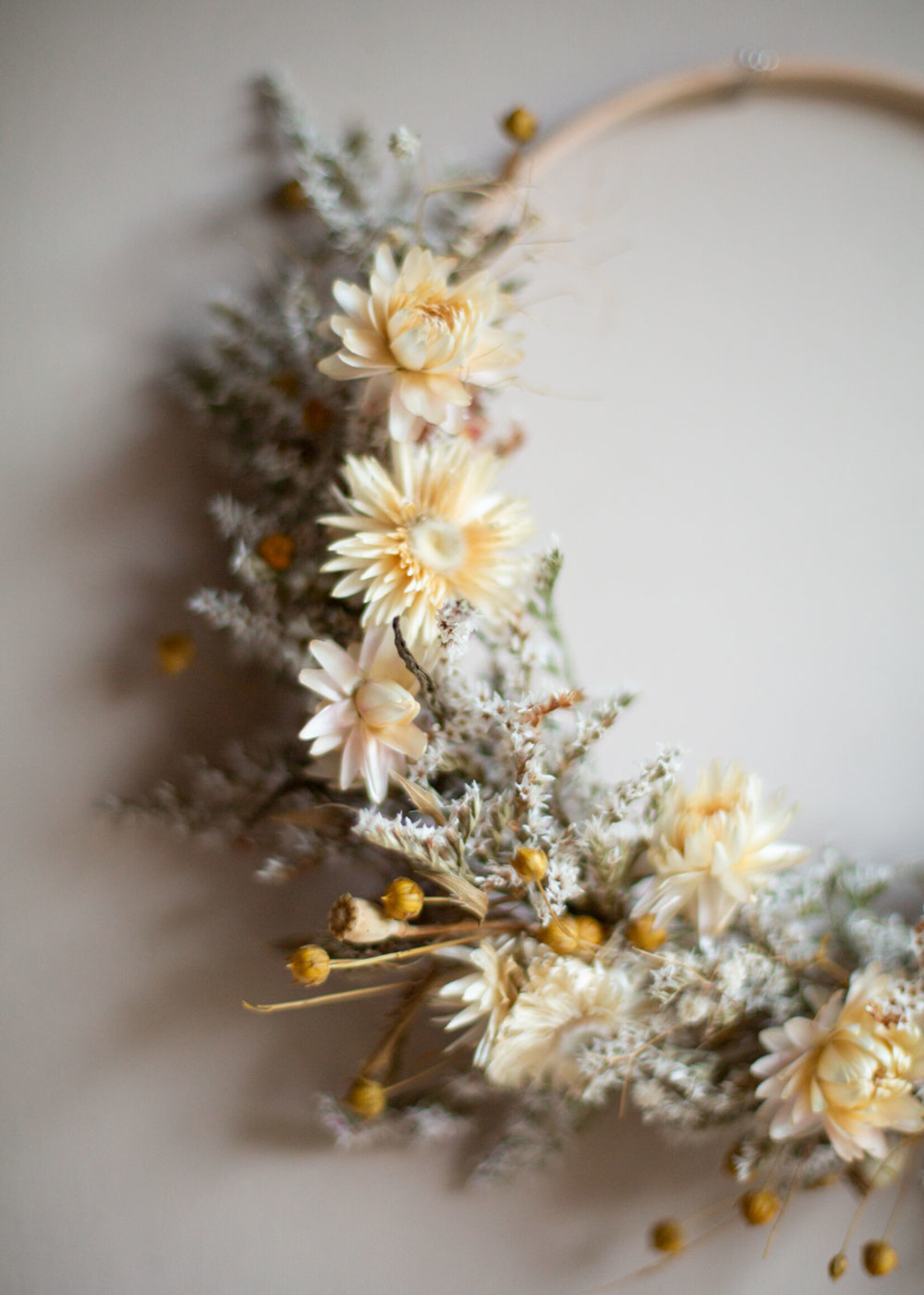 Lichtkleurige krans met droogbloemen