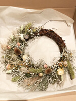 Krans met helichrysum en droogbloemen