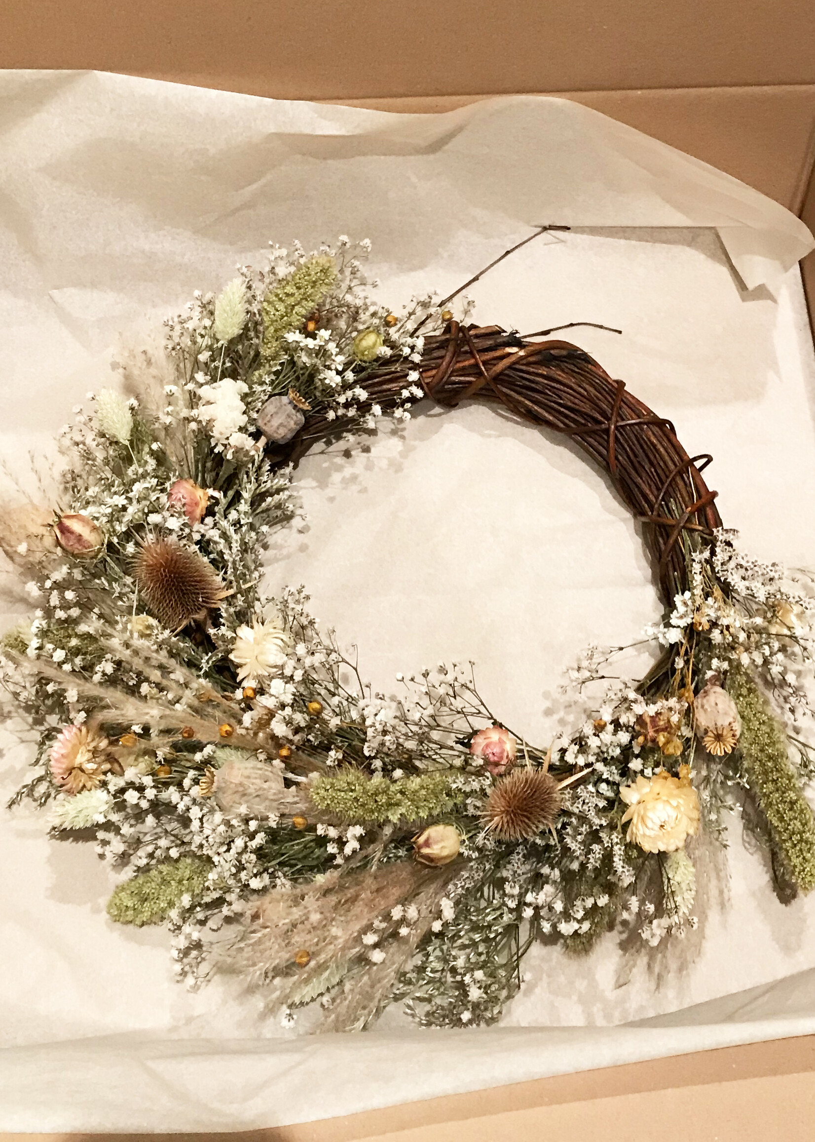 Krans met helichrysum en droogbloemen