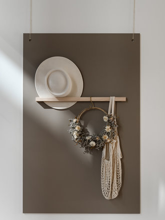 Lichtkleurige krans met droogbloemen