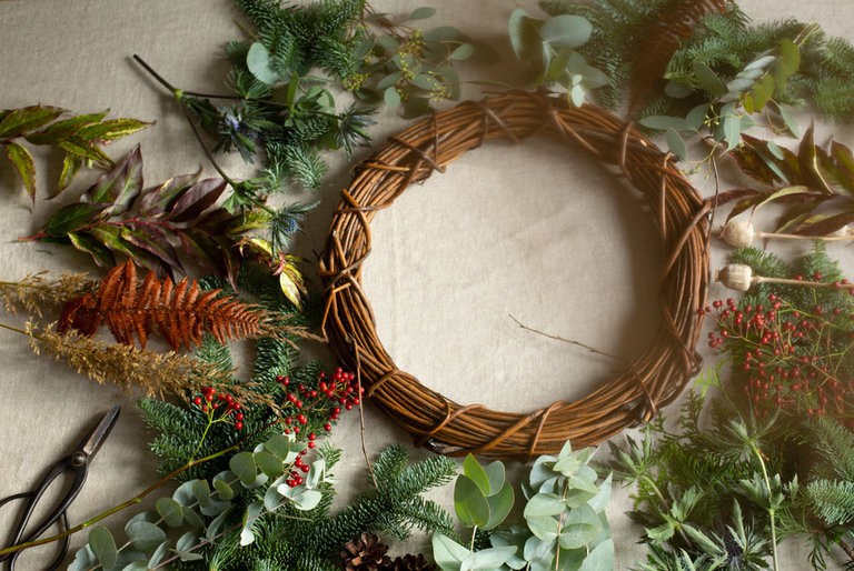 Kerstkrans Yngmar Ø 50 cm met bessen en droogbloemen