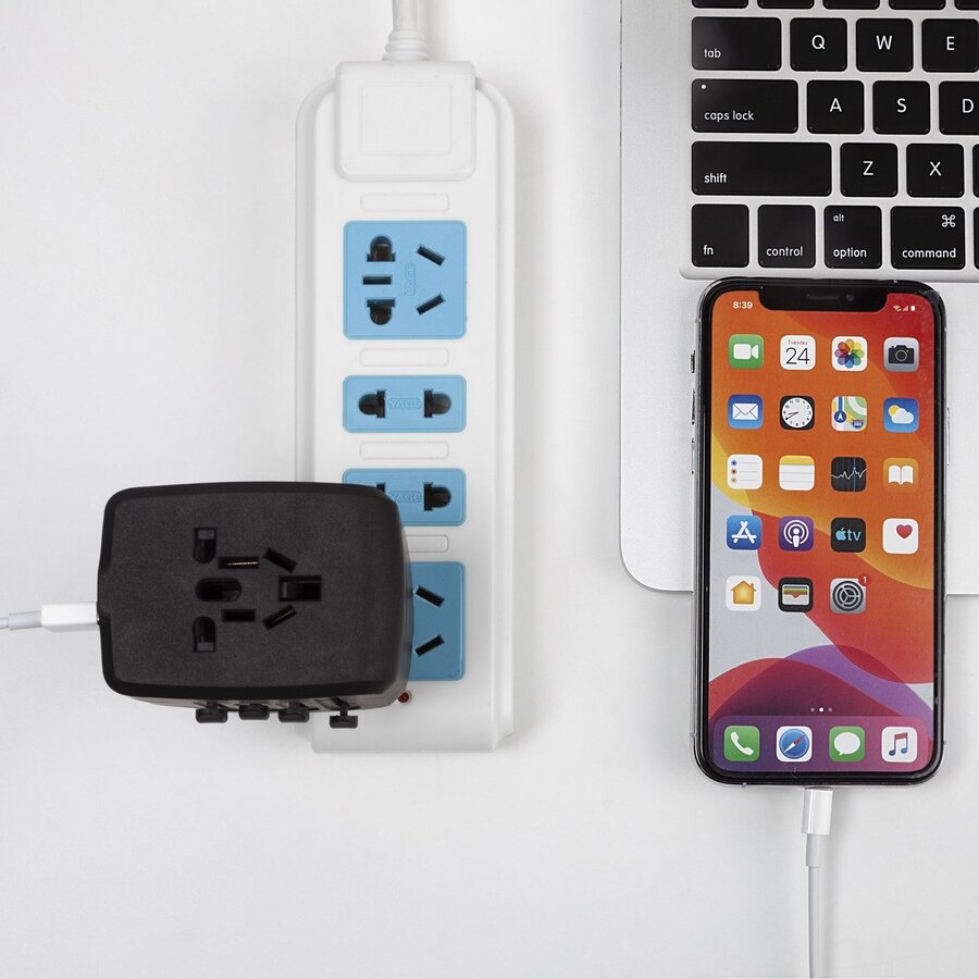 ForDig Universele Wereldstekker met 4 Fast Charge USB en 1 USB-C Poort  - Reisstekker Geschikt voor 150+ Landen