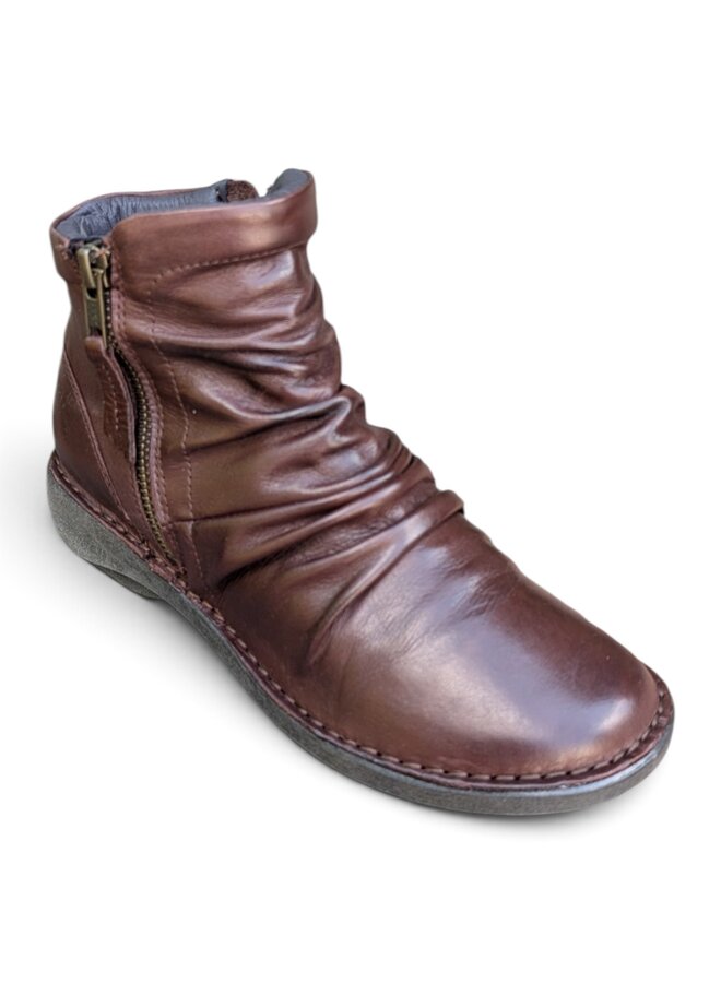 Miz Mooz Pleasant Brown