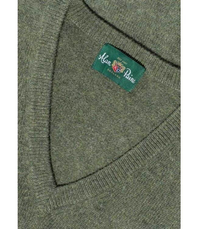 Alan Paine Trui, V-Hals, Geelong Lamswol, Model Albury, Mosgroen Gemeleerd