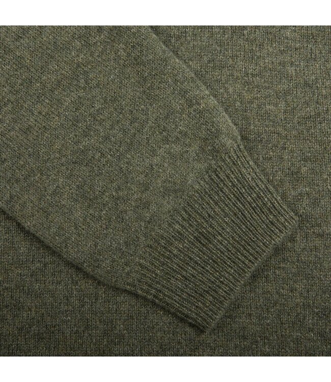 Alan Paine Trui, V-Hals, Geelong Lamswol, Model Albury, Mosgroen Gemeleerd