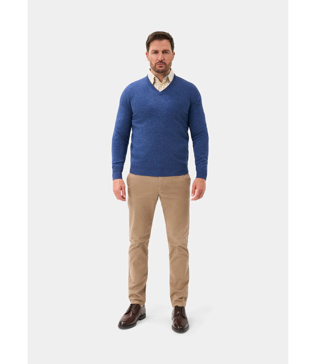 Alan Paine Trui, V-Hals, Geelong Lamswol, Model Albury, Blauw Gemeleerd