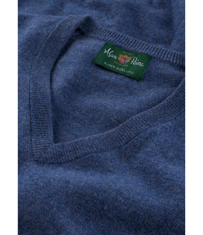Alan Paine Trui, V-Hals, Geelong Lamswol, Model Albury, Blauw Gemeleerd