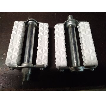 10. Voetpedalen wit Franse draad (Set)  schoef draad 14/1/25