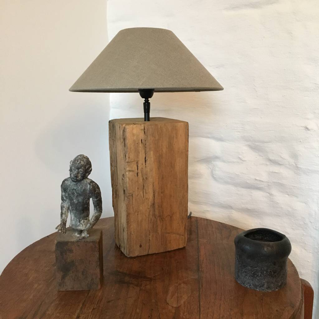 lampe-de-chevet-en-bois-avec-abat-jour