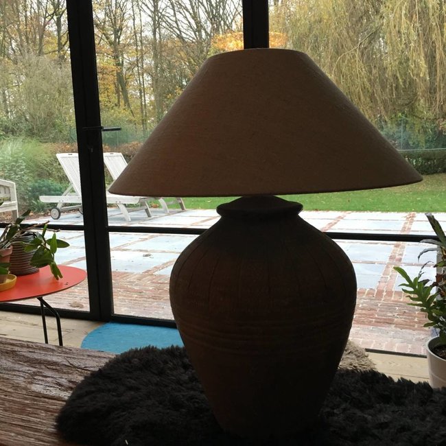 Tafellamp met stenen voet en lampenkap