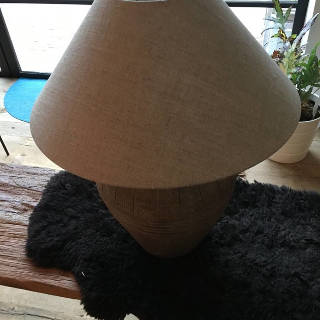 Tafellamp met stenen voet en lampenkap