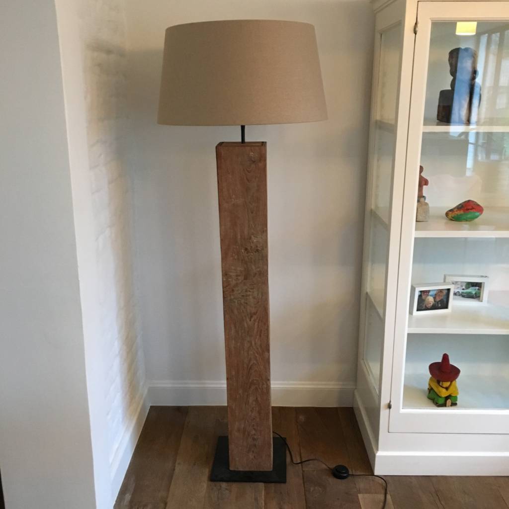 Houten vloerlamp met kap landelijk Feluce