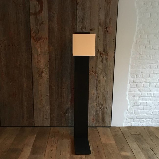 Lampadaire en bois avec abat-jour