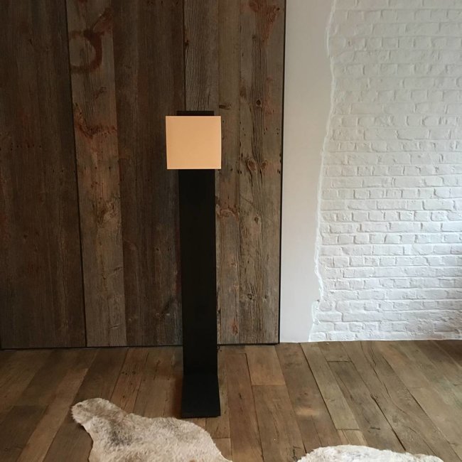 Lampadaire en bois avec abat-jour