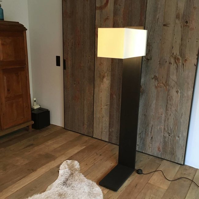 Lampadaire en bois avec abat-jour