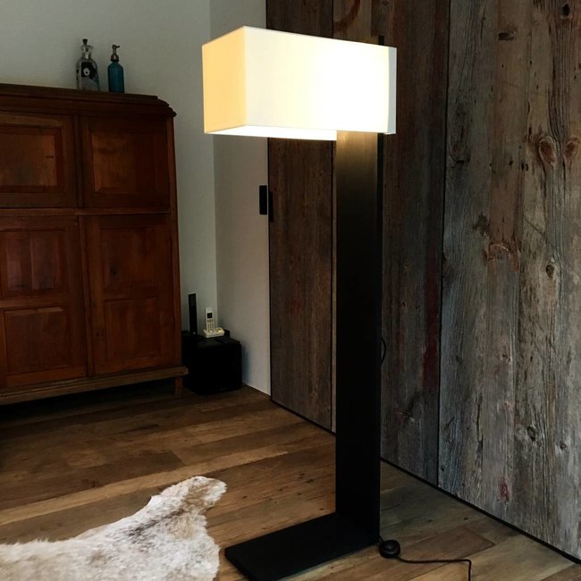 Houten staande lamp design met lampenkap