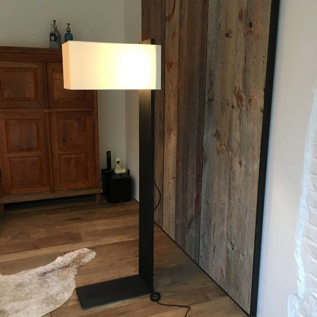 Houten staande lamp design met lampenkap