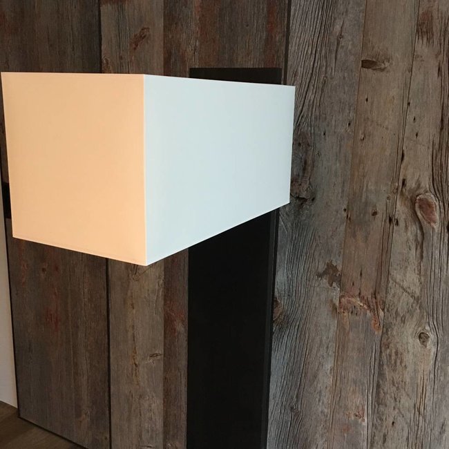 Houten staande lamp design met lampenkap