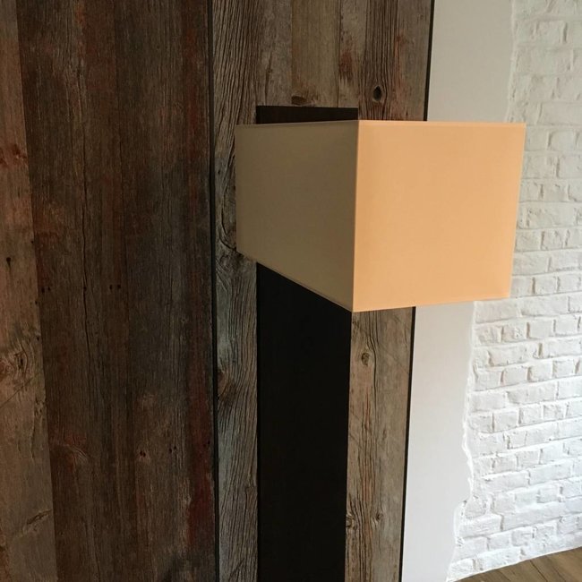 Lampadaire en bois avec abat-jour