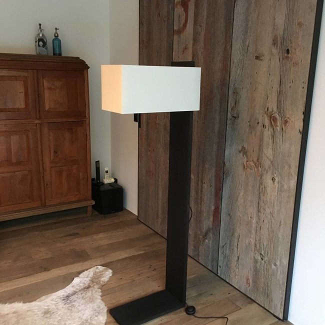 Lampadaire en bois avec abat-jour