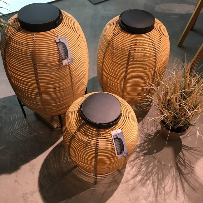 Rieten lantaarn op voet beige of zwart 3W 69cm hoog
