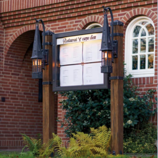 Verlicht uithangbord horeca met 2 lantaarns