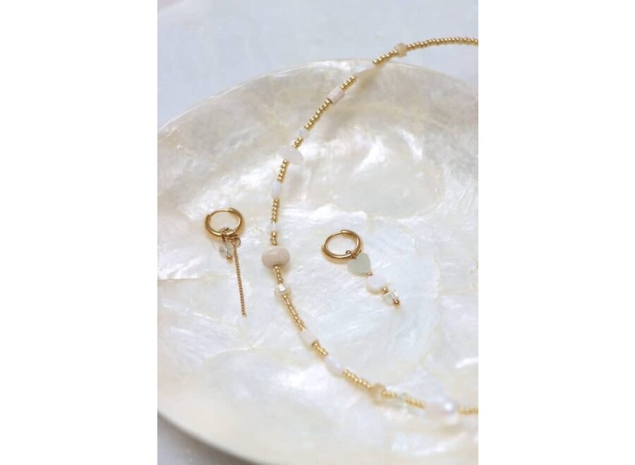 White beach necklace gold