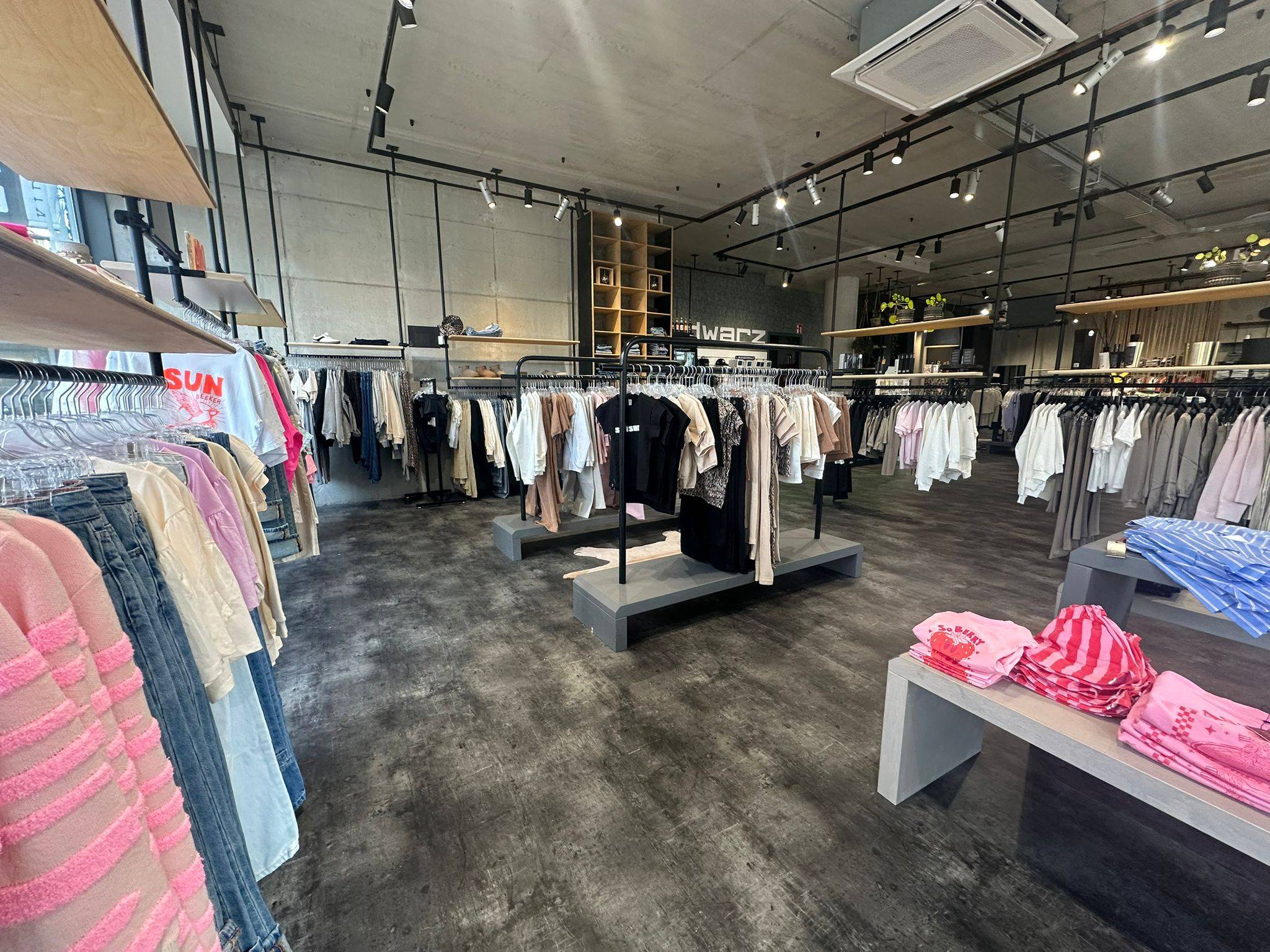 KOM GEZELLIG BIJ ONS LANGS!