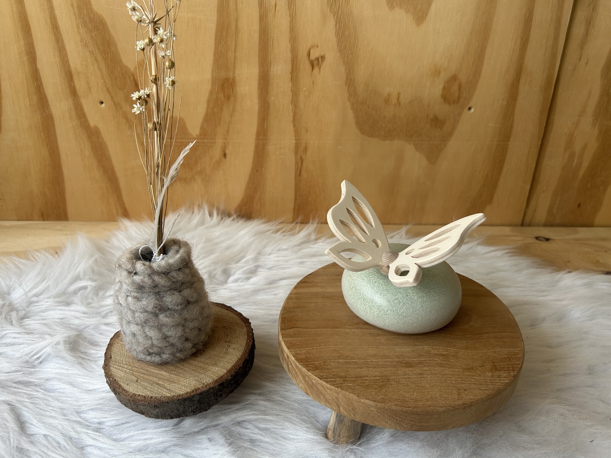 Urn met houten vlinder
