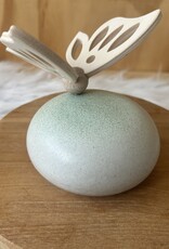 Urn met houten vlinder