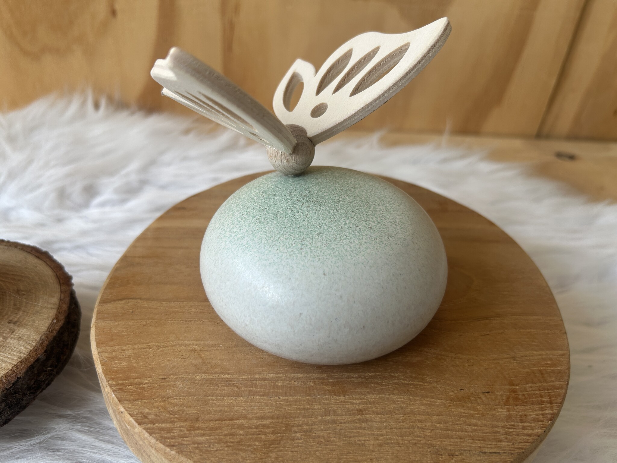 Urn met houten vlinder
