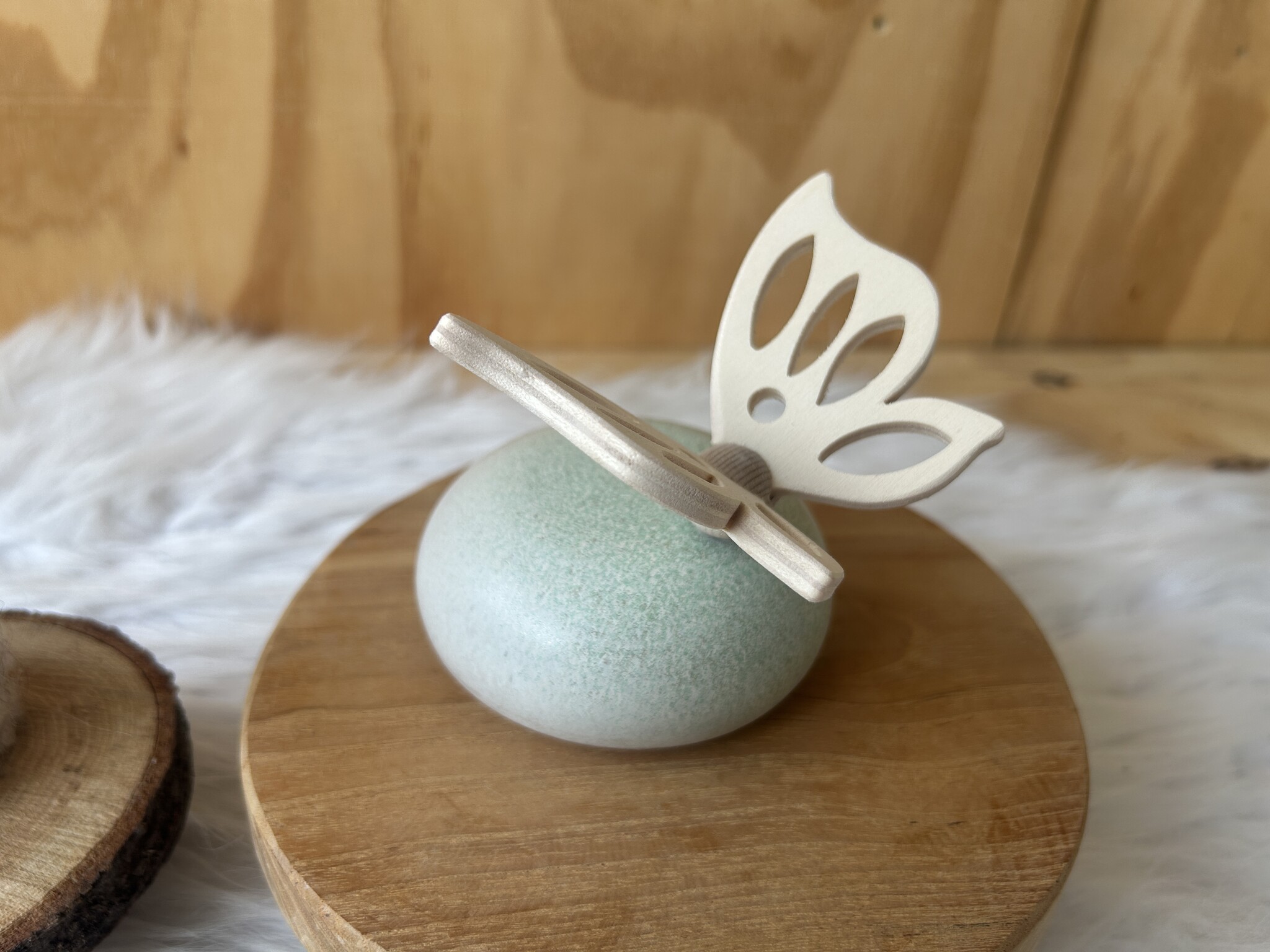 Urn met houten vlinder