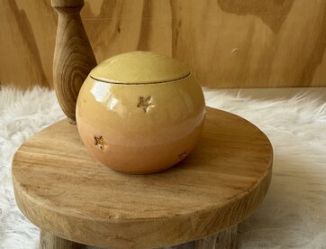 Urn Zacht geel met gouden sterren
