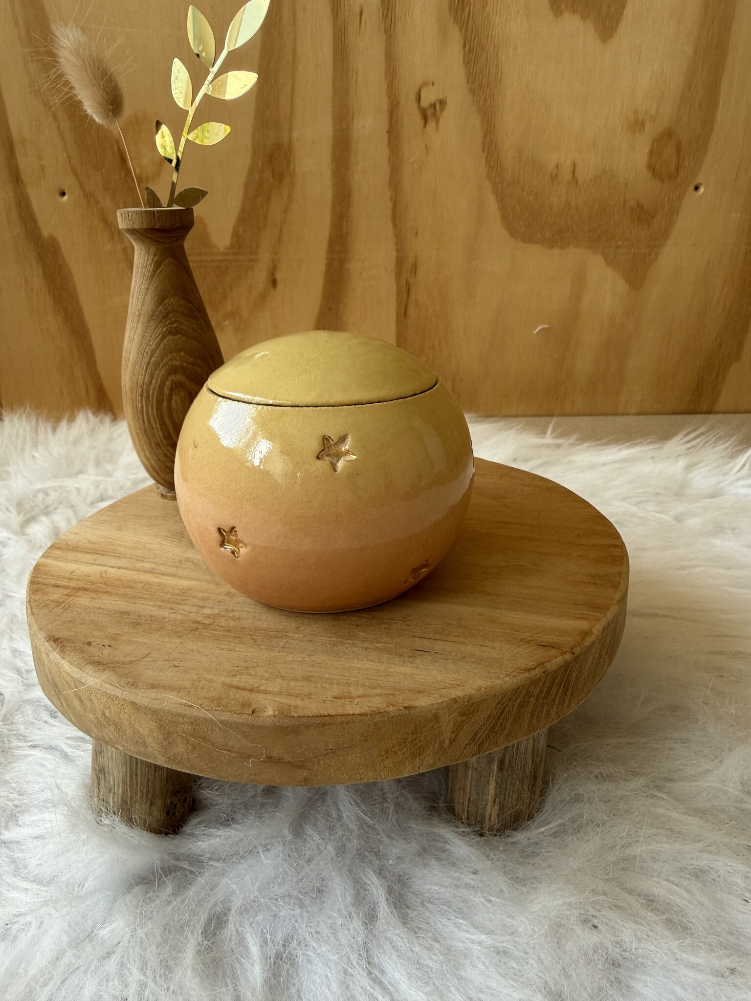 Urn Zacht geel met gouden sterren