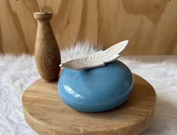 Urn Blauw met veer