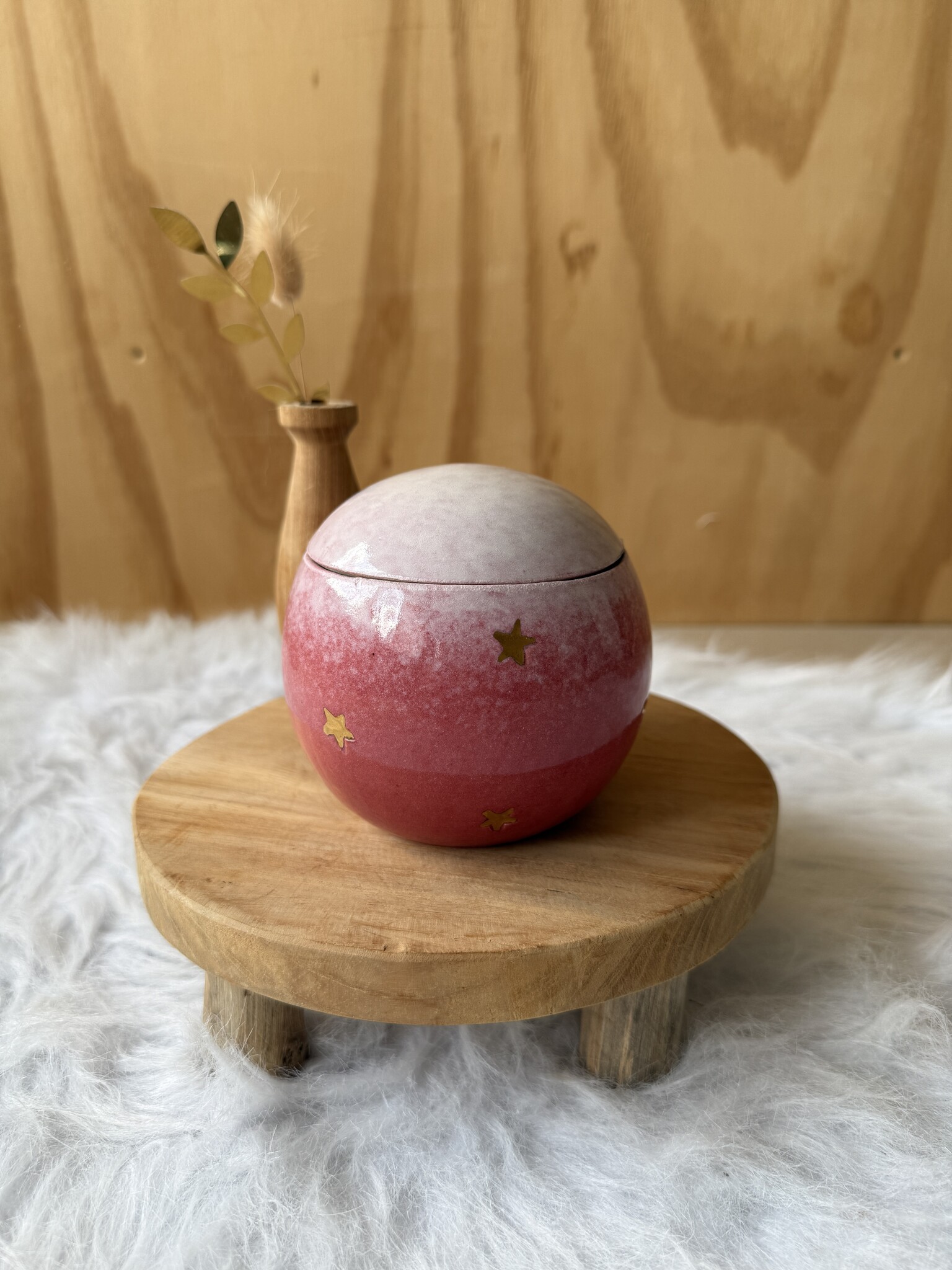 Urn Wit en rood met gouden sterren