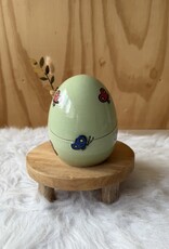 Urn zachtgroen met vlinders