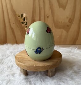 Urn zachtgroen met vlinders